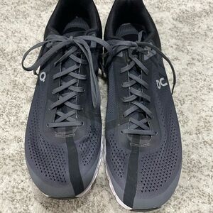 Men’s On Cloud shoes. Excellent condition!